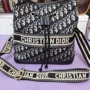 Bolsos CD, bombonera estampado clásico.