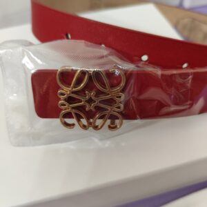 Cinturón LOE, calidad superior rojo, hebilla dorada.