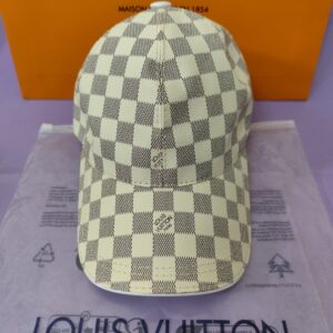Gorra LV, calidad superior, piel cuadritos blancos.