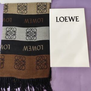 Bufanda LOE, calidad superior, color negro. Viene con su caja.