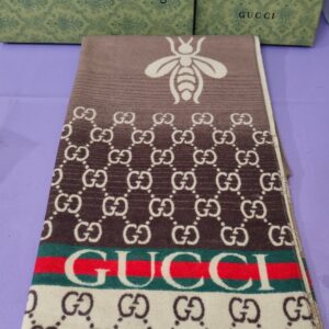 Bufanda GG, calidad superior , estampado clásico oscuro. Viene con su caja.