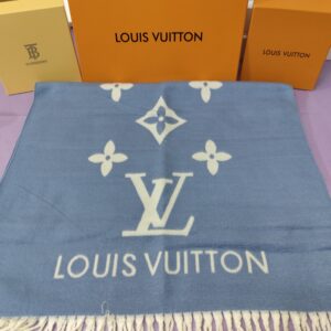 Bufanda LV, calidad superior, celeste. Viene con su caja.