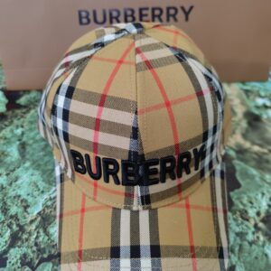 Gorra BUR, calidad superior, estampado clásico.