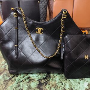 Bolsos CHA, color negro. Incluye cartera.