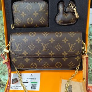 Bolsos LV, alta calidad, marrón clasico.
Trae 2 asas ( una de cadena y otra de piel). Incluye 3 piezas (bolso, llavero y cartera).