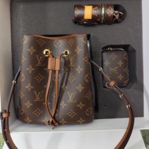 Bolsos LV, alta calidad , bombonera 20cm. Incluye 3 piezas( bolso, cartera y llavero).