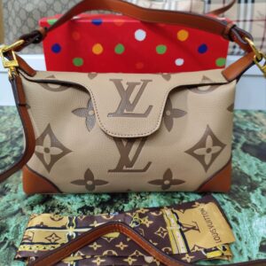 Bolsos LV, color beige claro.Tiene 2 asas (una corta y otra larga).Incluye pañuelo.